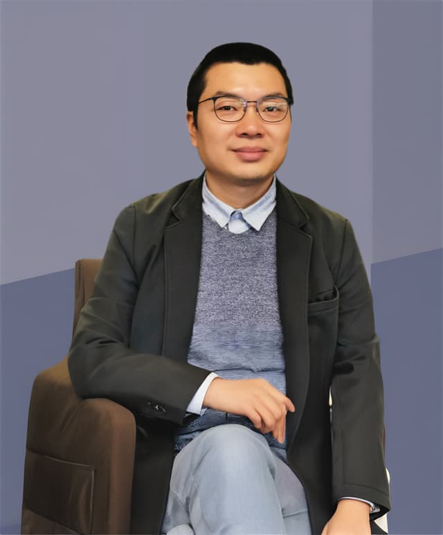Lu Louis speaking and working on ML projects